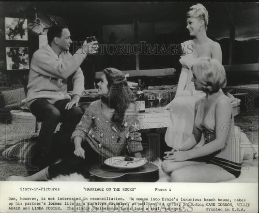 1965 Press Photo Frank Sinatra with ladies in scene from "Marriage On The Rocks"-Historic Images