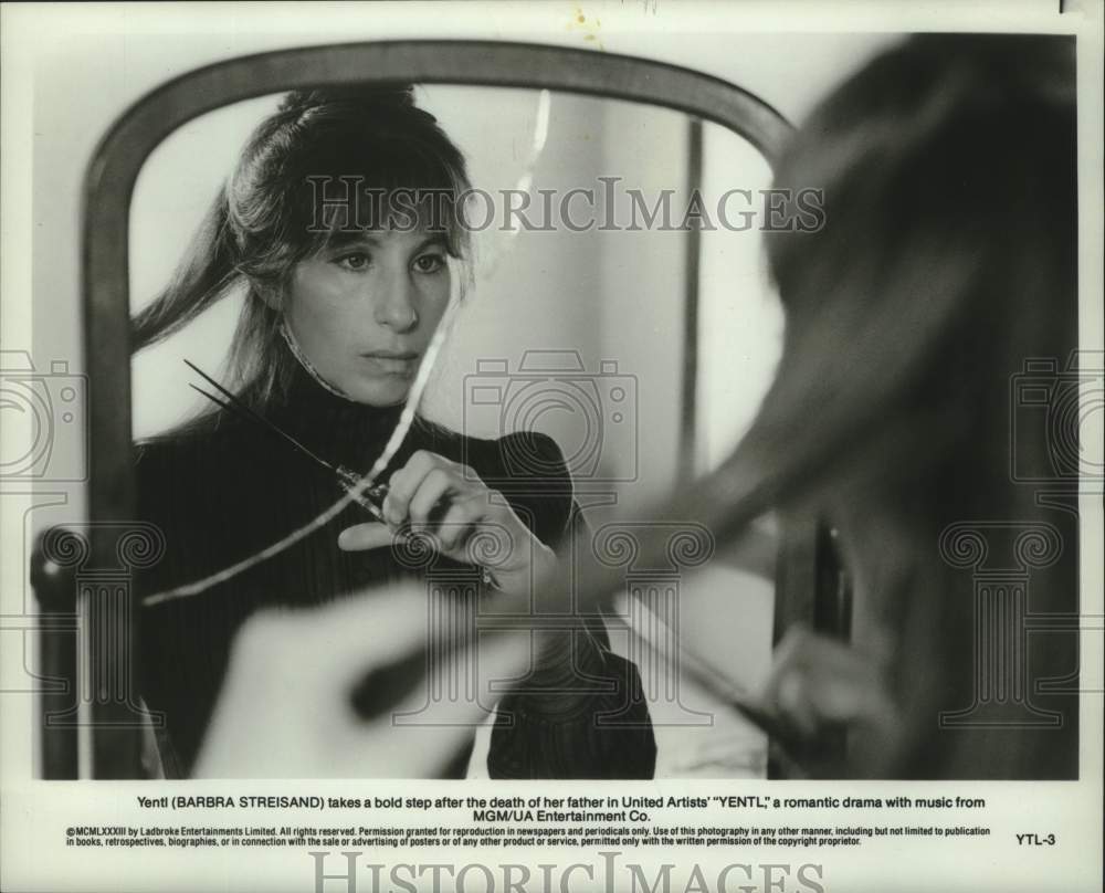 1985, Barbara Streisand as Yentl cutting her hair - mjp44477 - Historic Images