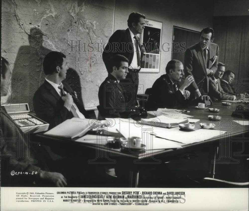 1970 Press Photo Gregory Peck and David Jansen with others in "Marooned" - Historic Images