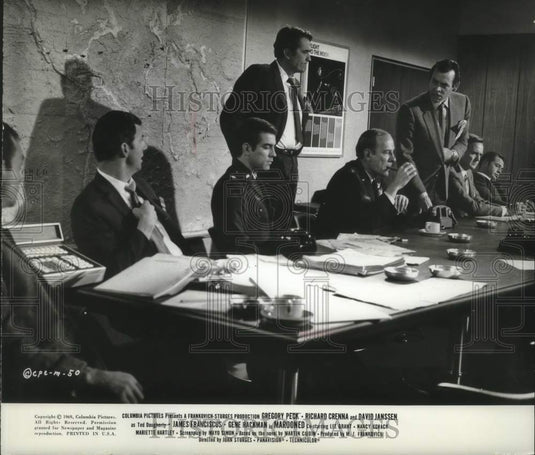 1970 Press Photo Gregory Peck and David Jansen with others in "Marooned" - Historic Images