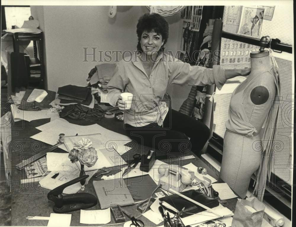 1982, Ellen Tucker, a pattern maker in Los Angeles - mjp44497 - Historic Images