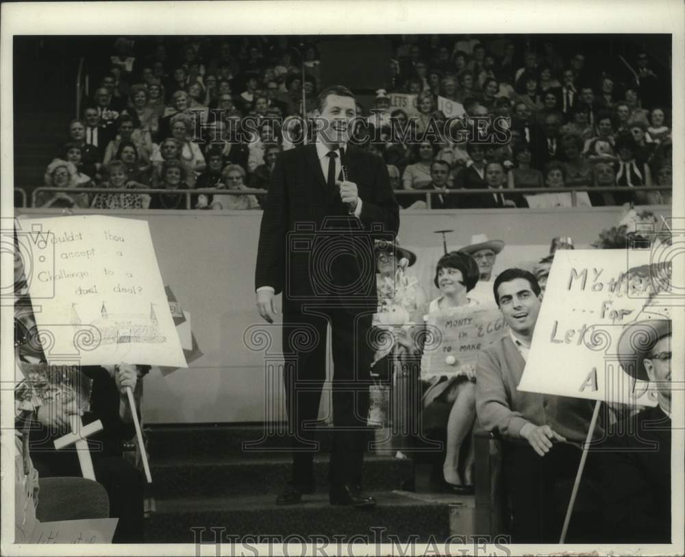 1968 Press Photo Monty Hall hosts &quot;Let&#39;s Make A Deal&quot; - mjp44525 - Historic Images