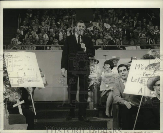 1968 Press Photo Monty Hall hosts "Let's Make A Deal" - mjp44525 - Historic Images