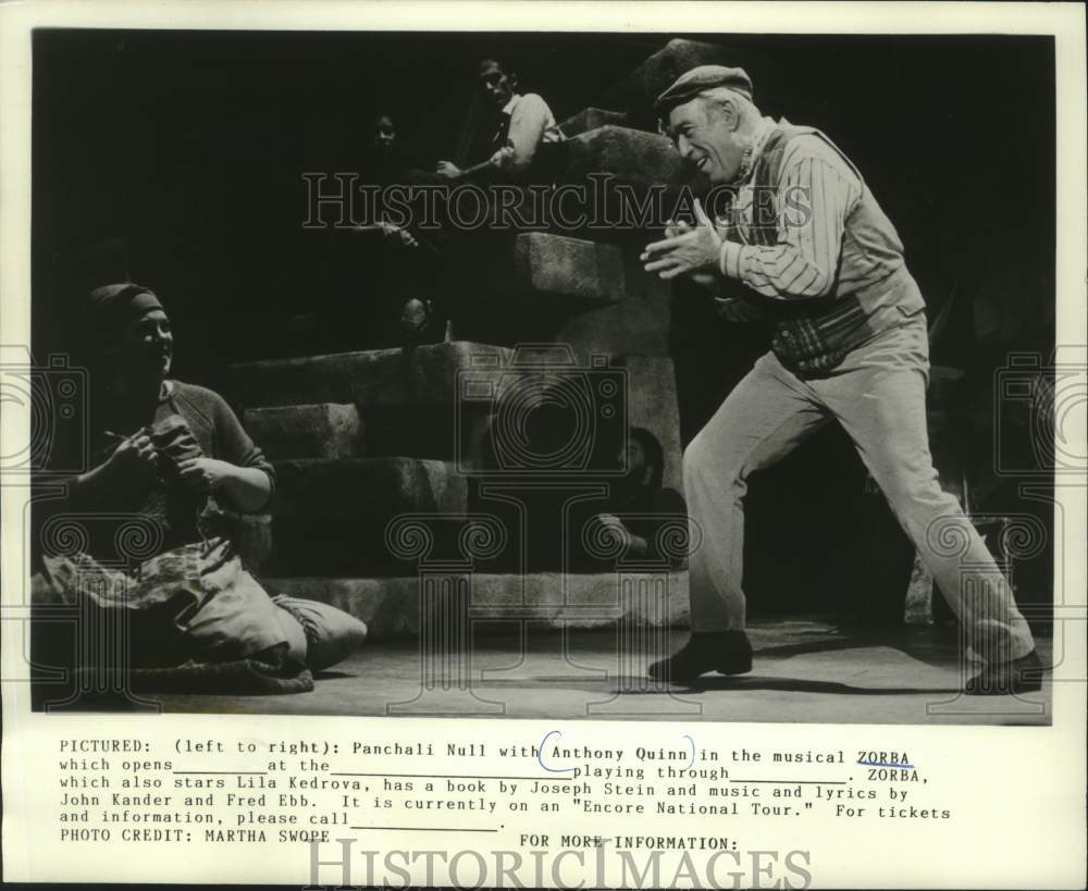1986 Press Photo Panchali Null with Anthony Quinn in the musical Zorba - Historic Images