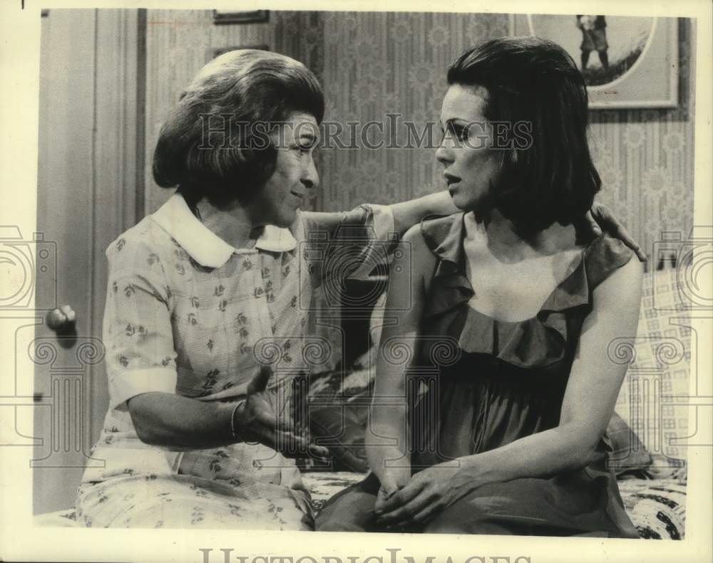 1974 Press Photo Nancy Walker and Valerie Harper act in &quot;Rhoda&quot; - mjp44536- Historic Images