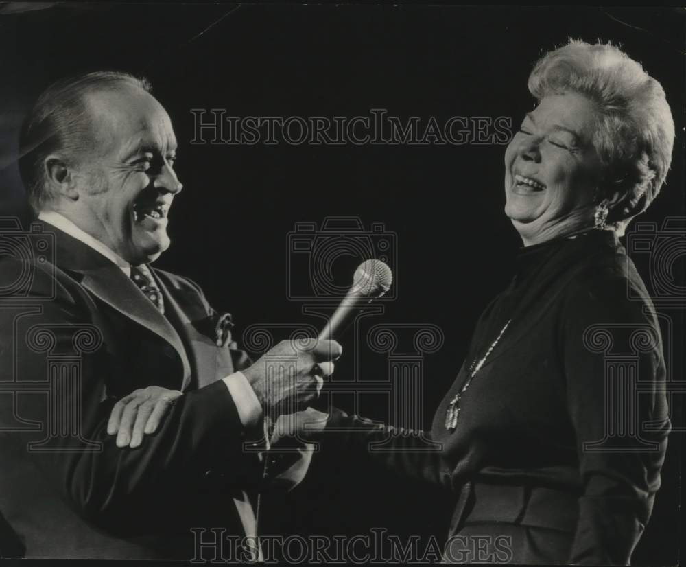 1975 Press Photo Frances Langford and Bob Hope appear on stage - mjp44595 - Historic Images