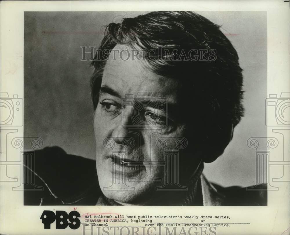 1975, Hal Holbrook hosts Theater in America, on PBS. - mjp44603 - Historic Images