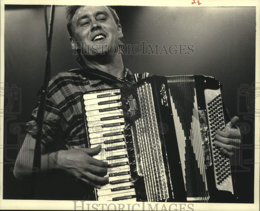 1987 Press Photo Bruce Hornsby plays the keyboard at Summerfest. - mjp44604 - Historic Images