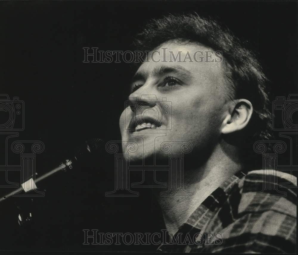 1988 Press Photo Bruce Hornsby performs in Marcus Amphitheater at Summerfest. - Historic Images