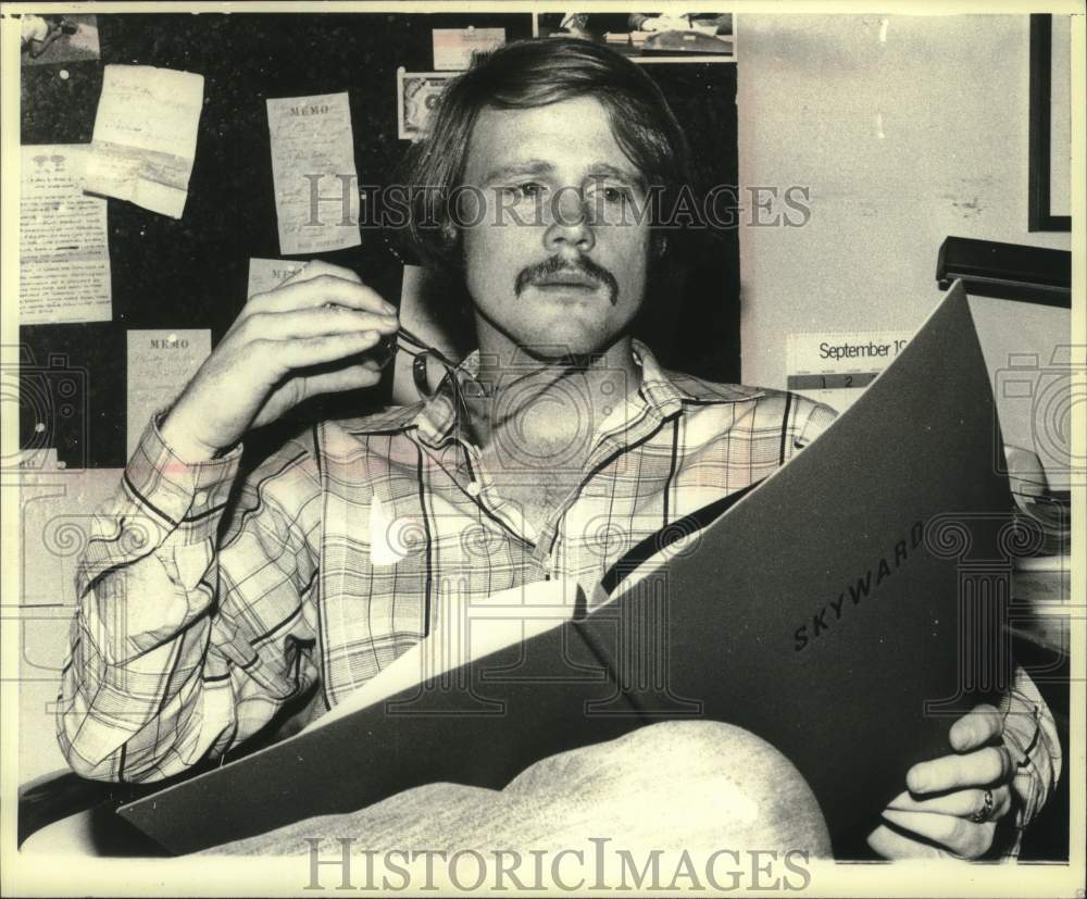 1980 Press Photo Ron Howard looks over a script to direct for NBC. - mjp44634 - Historic Images