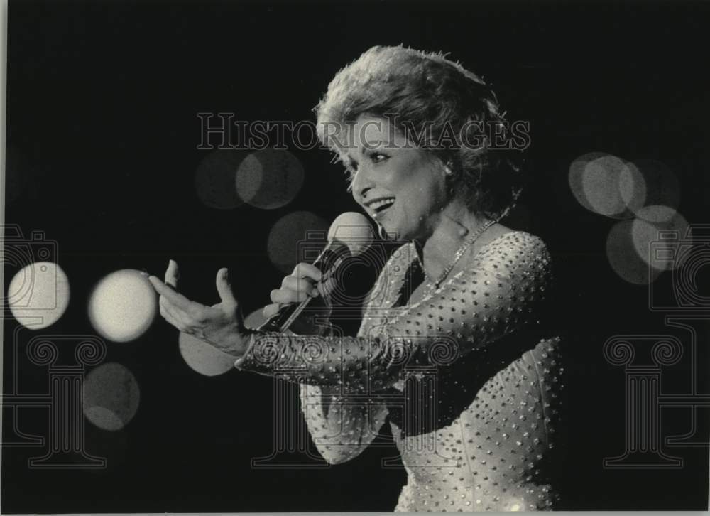 1983 Press Photo Carol Lawrence performs on Main Stage at Festa Stalione. - Historic Images