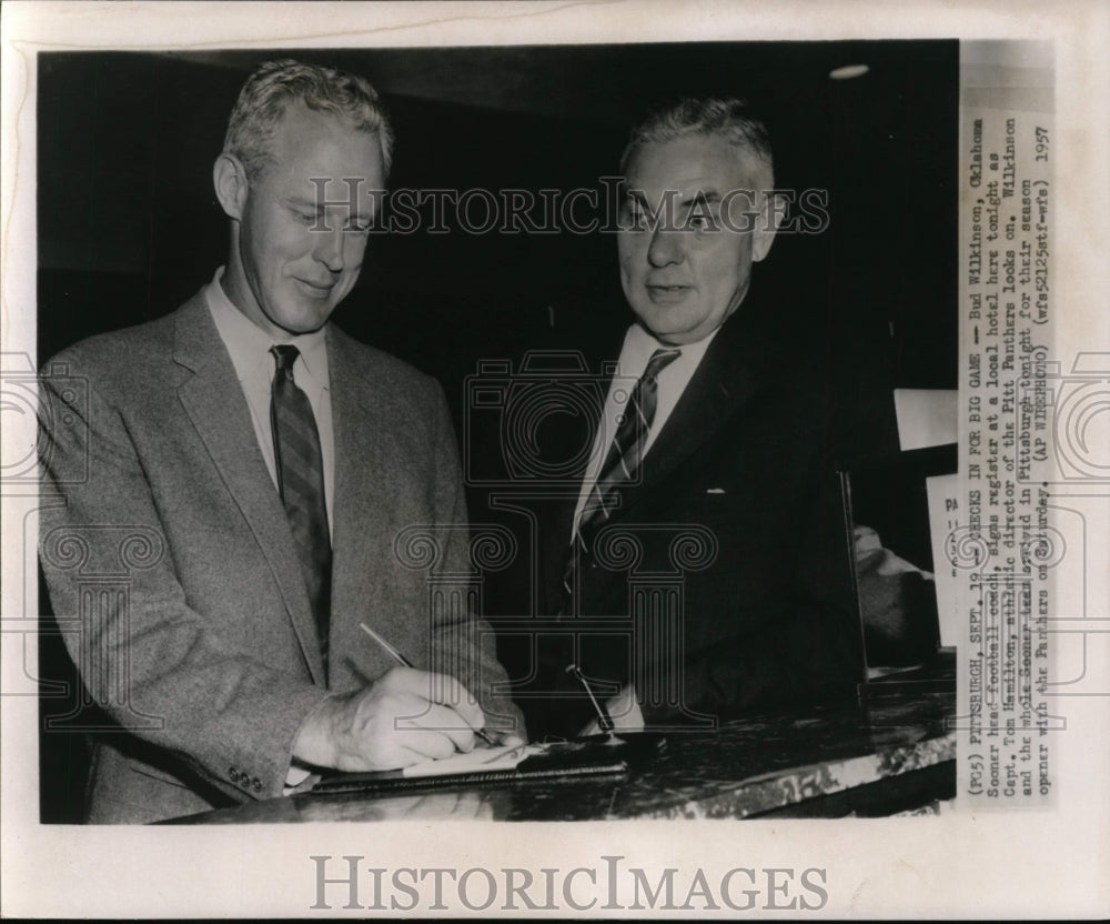 1957 Press Photo Bud Wilkinson of Oklahoma Sooner &amp; Panthers Capt. Tom Hamilton- Historic Images