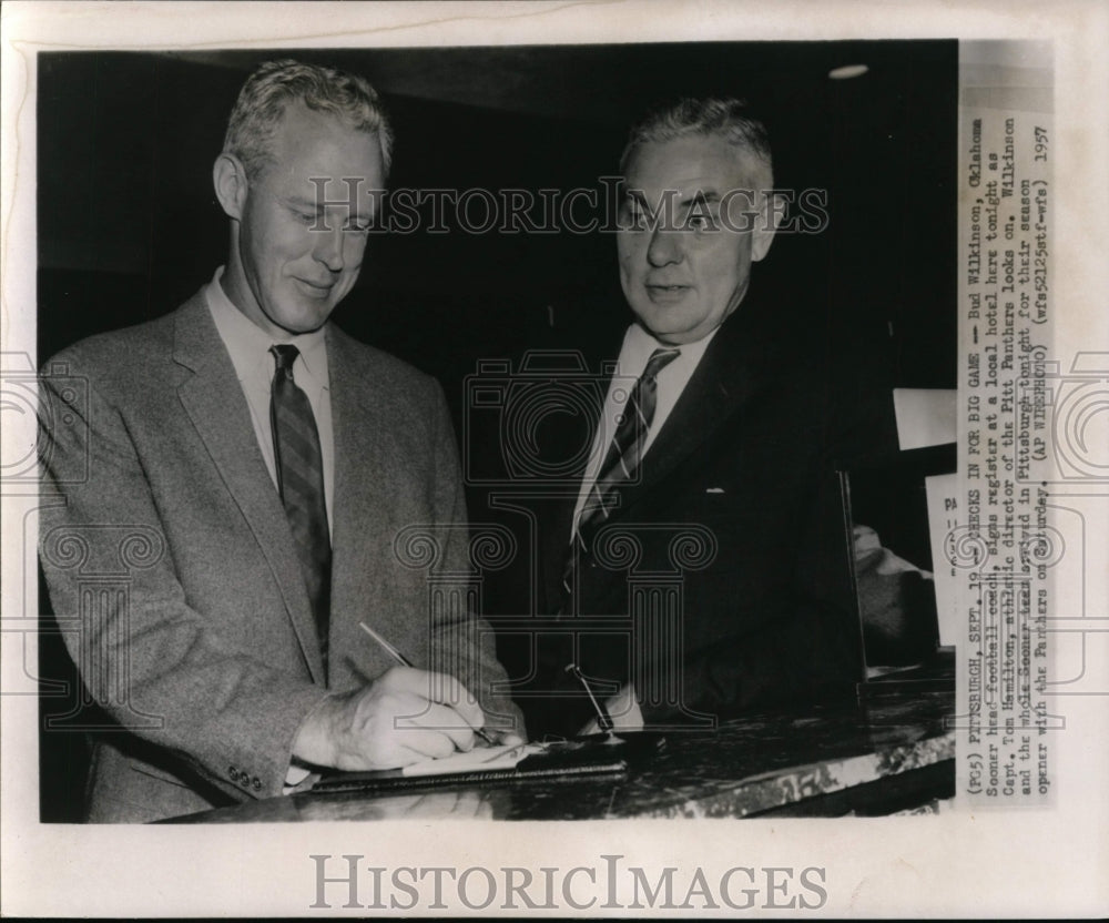 1957 Press Photo Bud Wilkinson of Oklahoma Sooner & Panthers Capt. Tom Hamilton- Historic Images