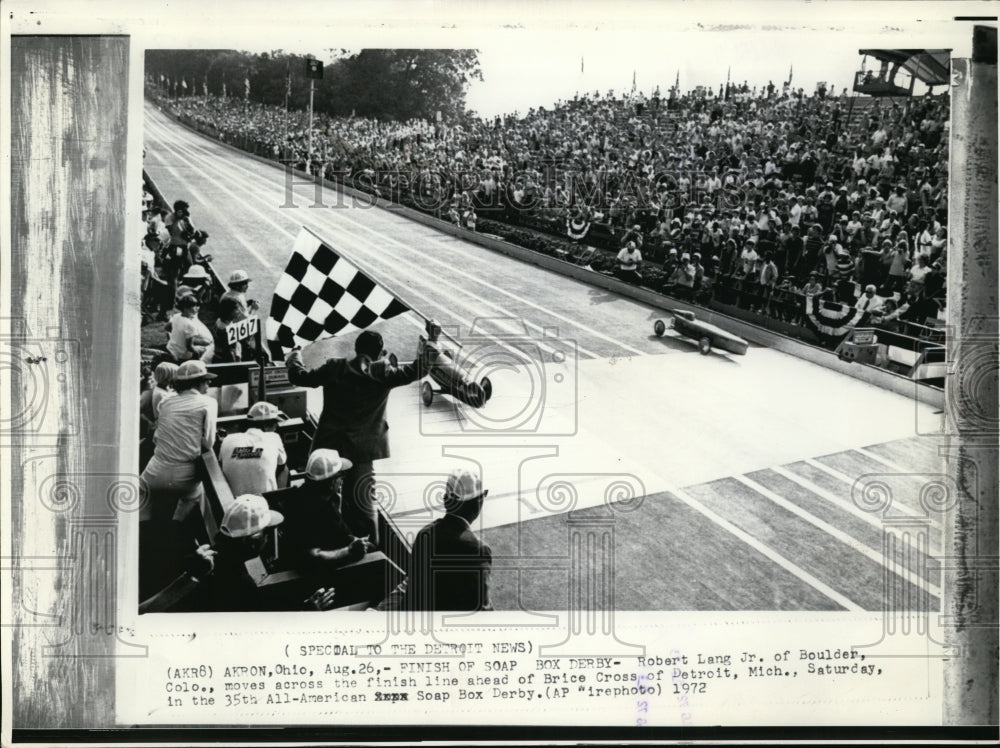 1972 Press Photo Robert Lang Jr moves across finish line in All-American Derby - Historic Images