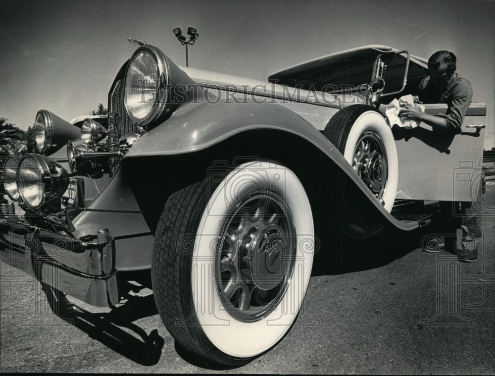 1984 Press Photo Worker dusting 1931 Pierce-Arrow owned by Rank & Son Buick - Historic Images