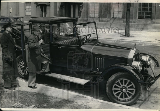 1950 Press Photo Milwaukee Rotarians used old autos as they left Astor Hotel - Historic Images