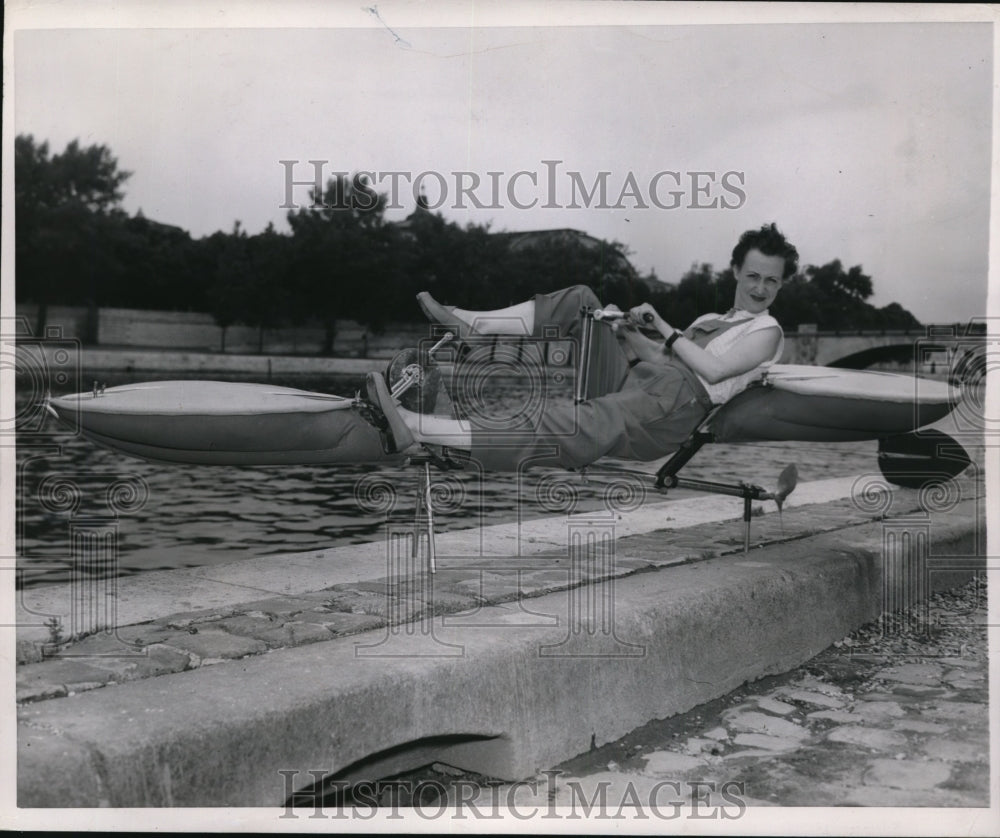 1952 Press Photo Collapsible water bicycle at annual inventors&#39; fair in Paris - Historic Images