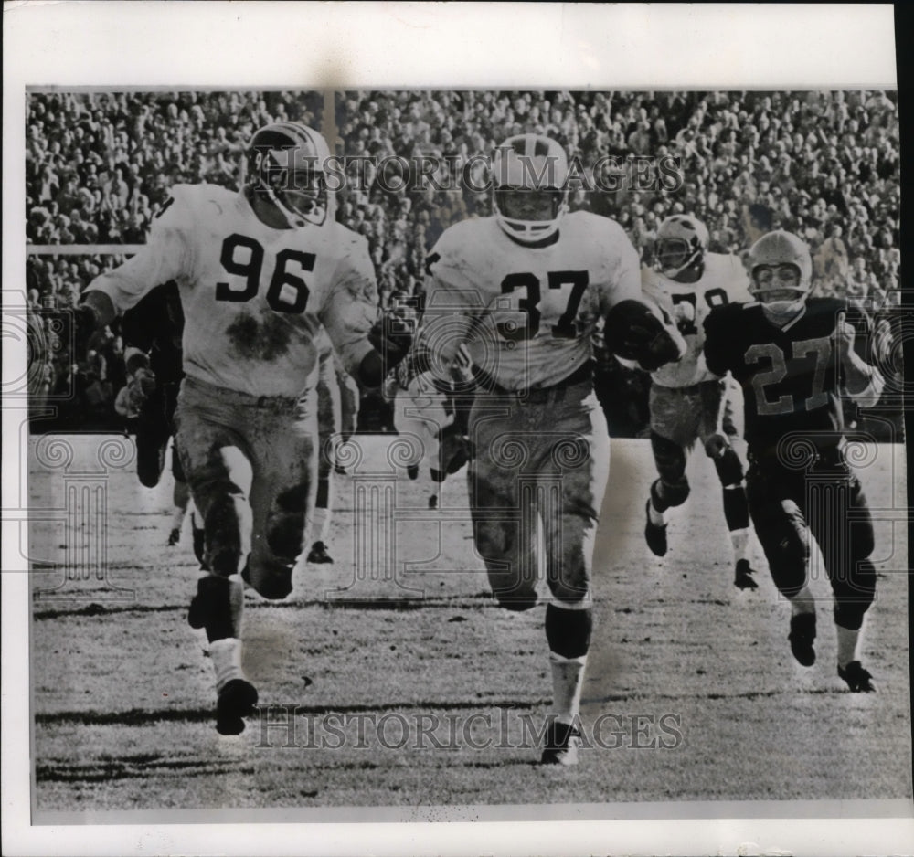 1965 Press Photo Michigan&#39;s Mel Anthony (37) with teammate Tom Mack (96)- Historic Images