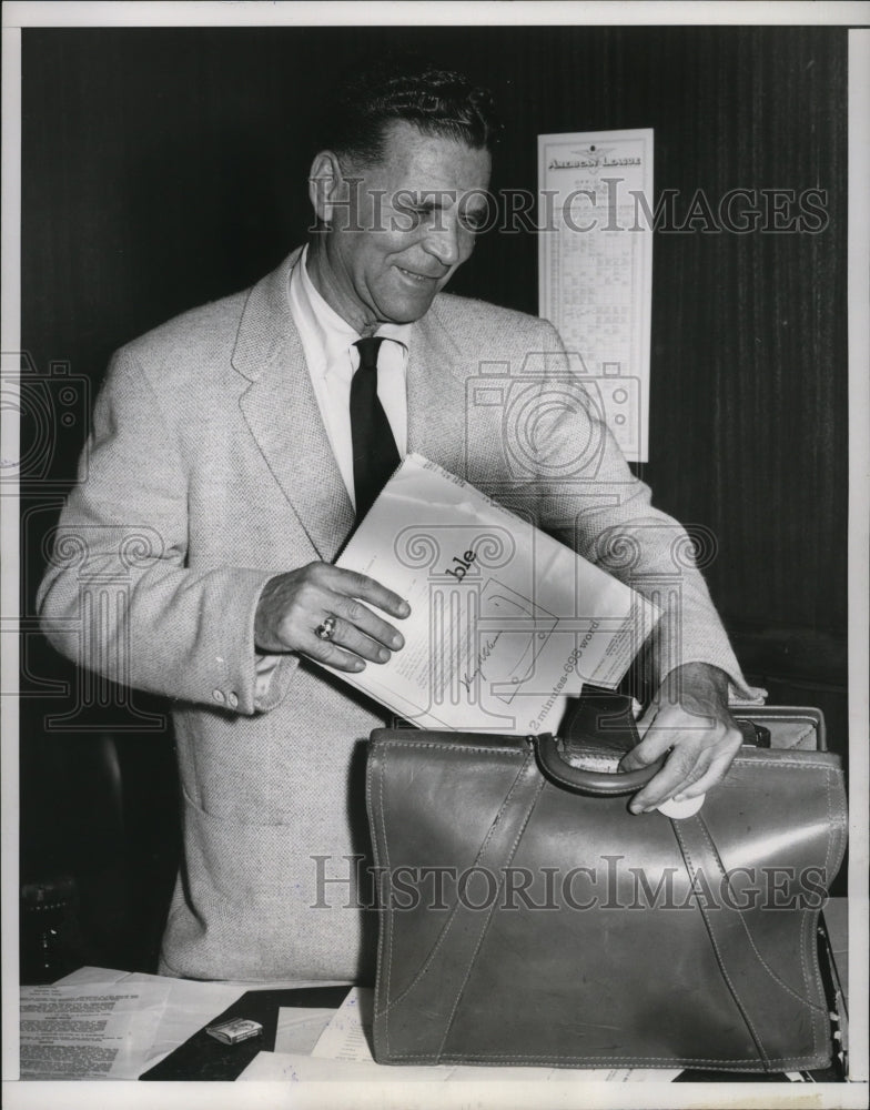 1955 Press Photo Frank Lane, White Sox manager, packs a brief case, Chicago, IL-Historic Images