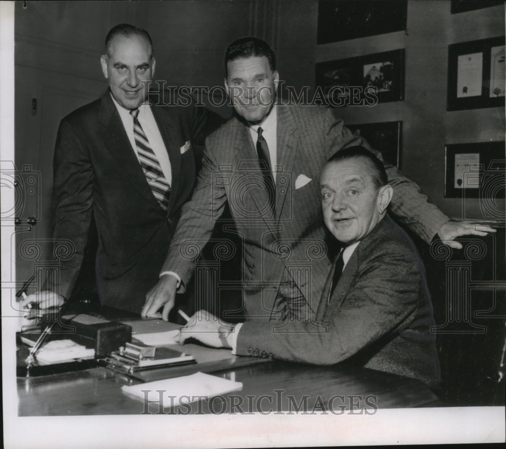 1955 Press Photo Frank Lane, possible Cardinals manager with present manager. - Historic Images