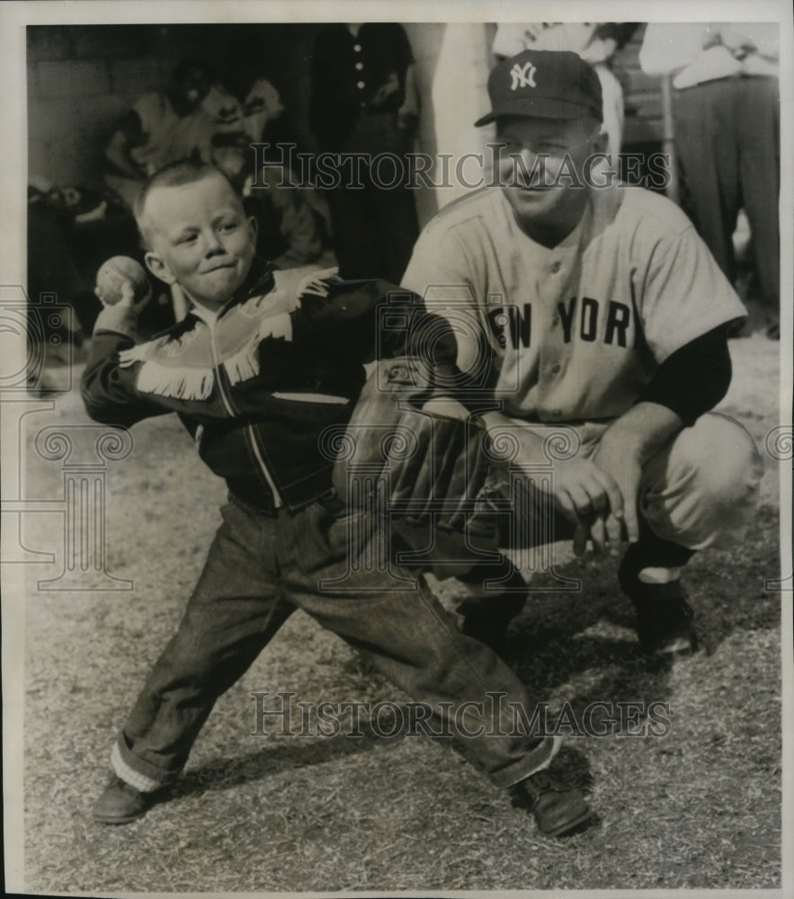 1955 Press Photo Eddie Lopat, jr. shows pitching form to father, Eddie Lopat. - Historic Images