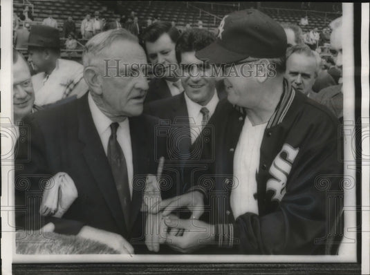 1959 Press Photo Al Lopez rubs ring of Casey Stengal for good luck. - mjs03469 - Historic Images