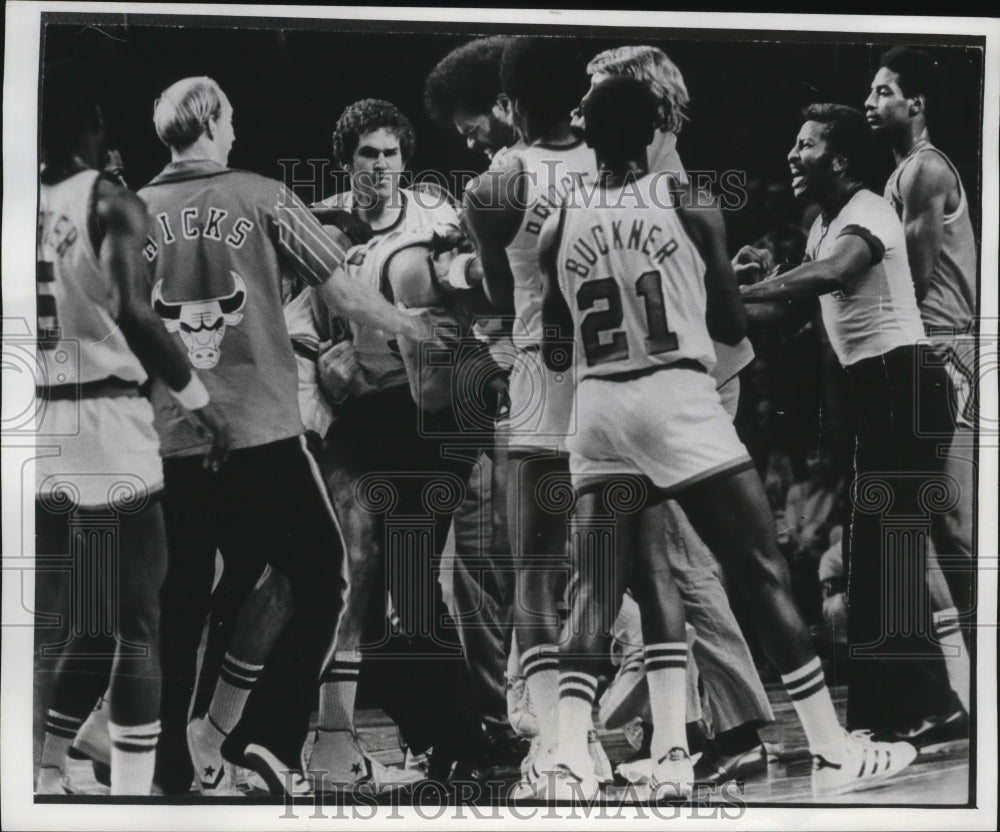 1977 Press Photo Artis Gilmore grimaced as he held Buck's Scott Lloyd by hair. - Historic Images