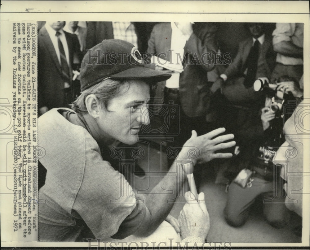 1971 Press Photo Ken "Hawk" Harrelson gestures while talking to sports writers. - Historic Images