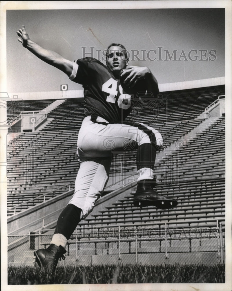 1964 Press Photo Tom Jankowski makes his Wisconsin debut Saturday. - mjs03611 - Historic Images