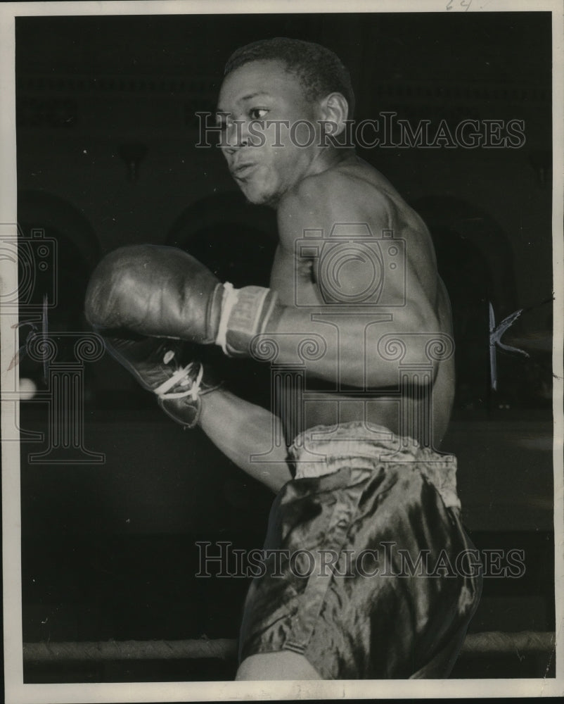 1945 Press Photo Alvin Jordan, Milwaukee lightweight in benefit show. - Historic Images