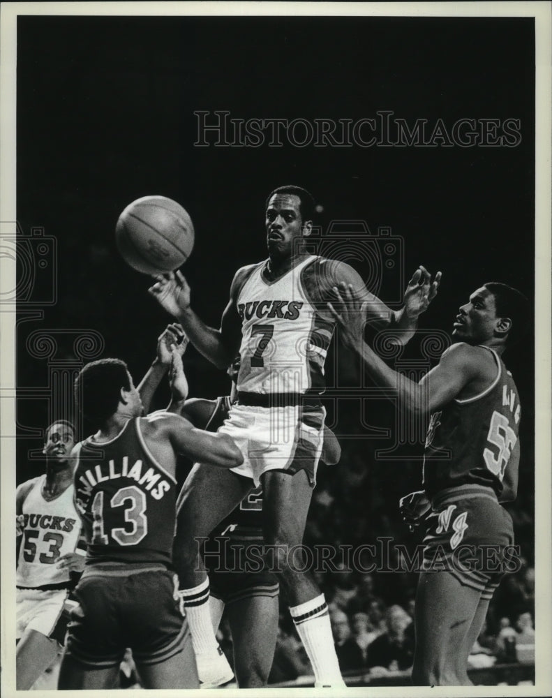 1981 Press Photo Scott May of the Bucks found himself in a pressure cooker. - Historic Images