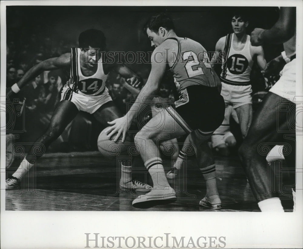 1969 Press Photo Guard Bill Keller of Purdue challenged by Marquette's Meminger-Historic Images