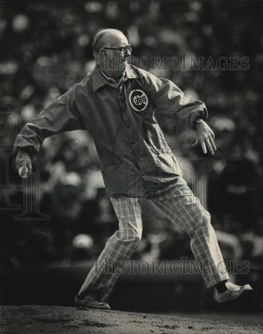 1981 Press Photo Jack Brickhouse threw out the first ball Wednesday. - mjs04229-Historic Images