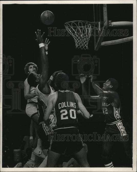 1975 Press Photo Milwaukee's Elmore Smith earned his paycheck Tuesday night.-Historic Images