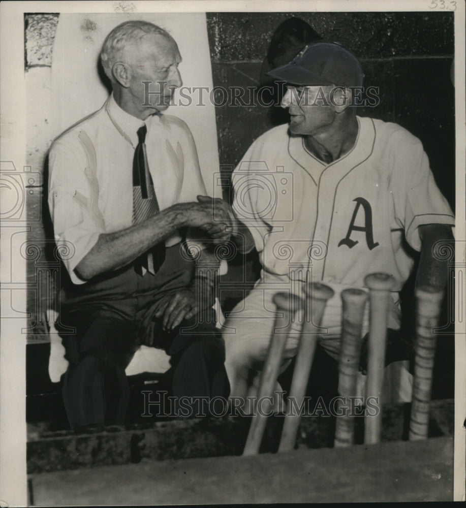 1949 Press Photo Connie Mack (l) congratulates Wally Moses, veteran outfielder.-Historic Images