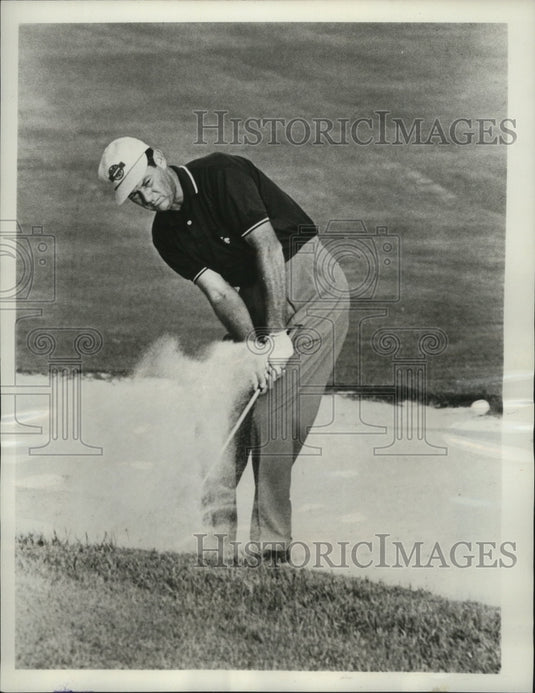 1963 Press Photo Cary Middlecoff, who teams with Jerry Burber Blast out of trap. - Historic Images