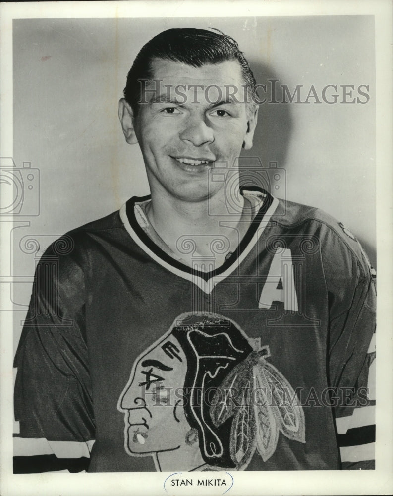 1973 Press Photo Stan Mikita- scored his 500th ice hockey goal in 1977-Historic Images