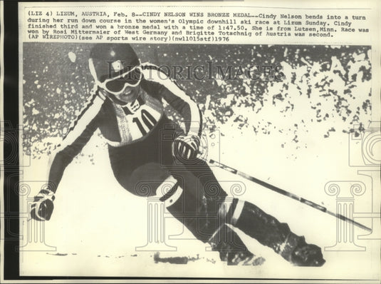 1976 Press Photo Cindy Nelson bends into a turn during her run down course.-Historic Images