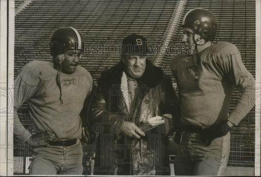 1953 Press Photo Biggie Munn goes over strategy with his halfbacks. - mjs04423 - Historic Images