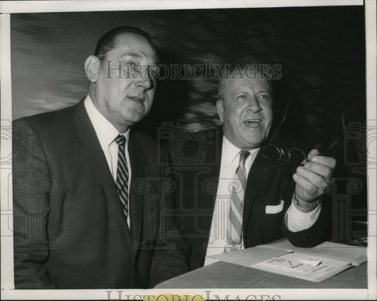 1966 Press Photo Clarence Munn points out play to Ed Krause. - mjs04424-Historic Images