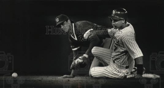 1991 Press Photo Milwaukee Brewers' Dale Sveum is safe as the ball gets away.-Historic Images