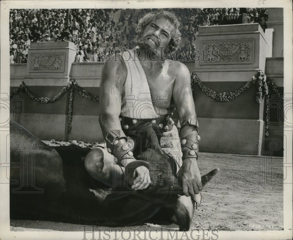 1952 Press Photo Buddy Baer has conquered the fighting bull in MGM's "Quo Vadis"-Historic Images