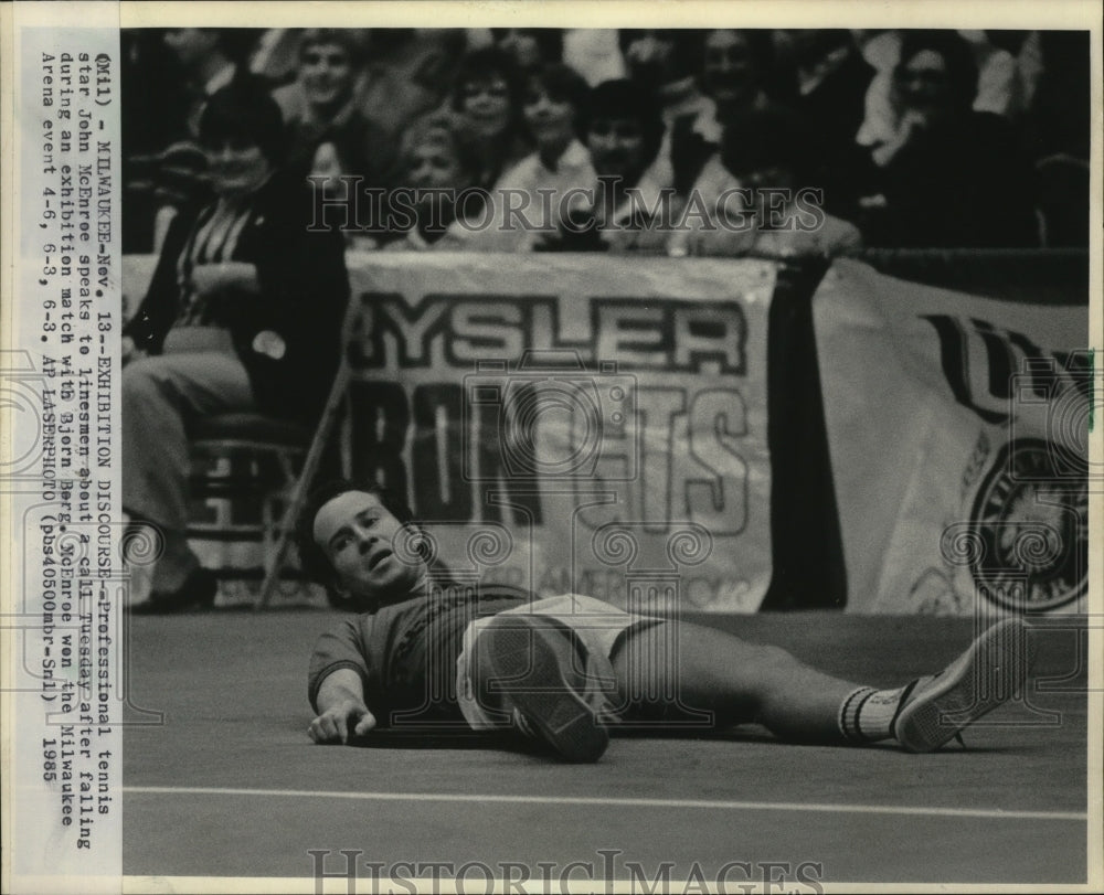 1985 Press Photo Professional tennis star John McEnroe speaks to linesmen-Historic Images