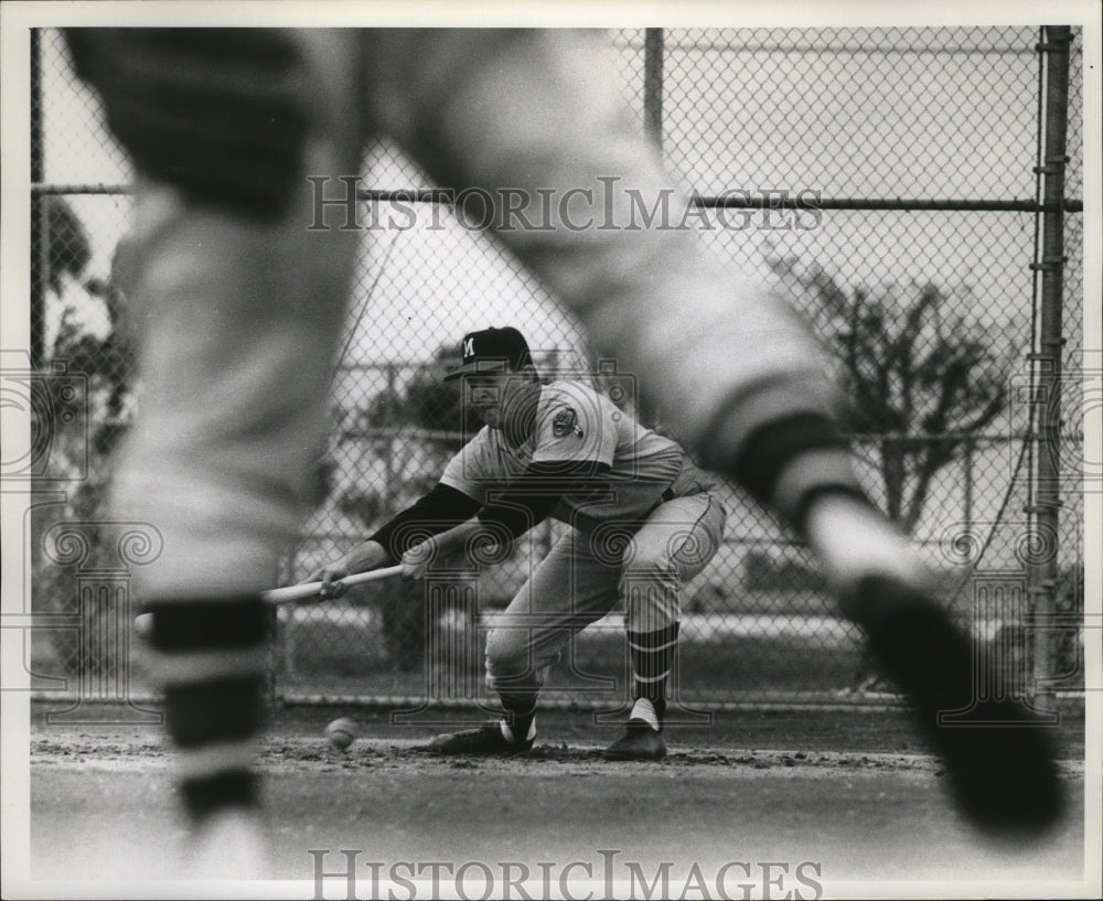 1964 Press Photo Clay Carroll (9) seen thru Wyatt&#39;s legs.-Historic Images