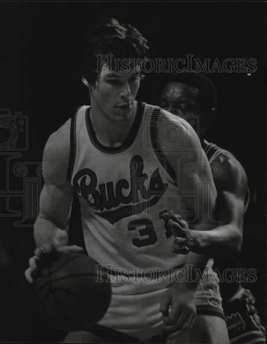 1977 Swen Nater guarded by Sam Lacey at game.  - Historic Images