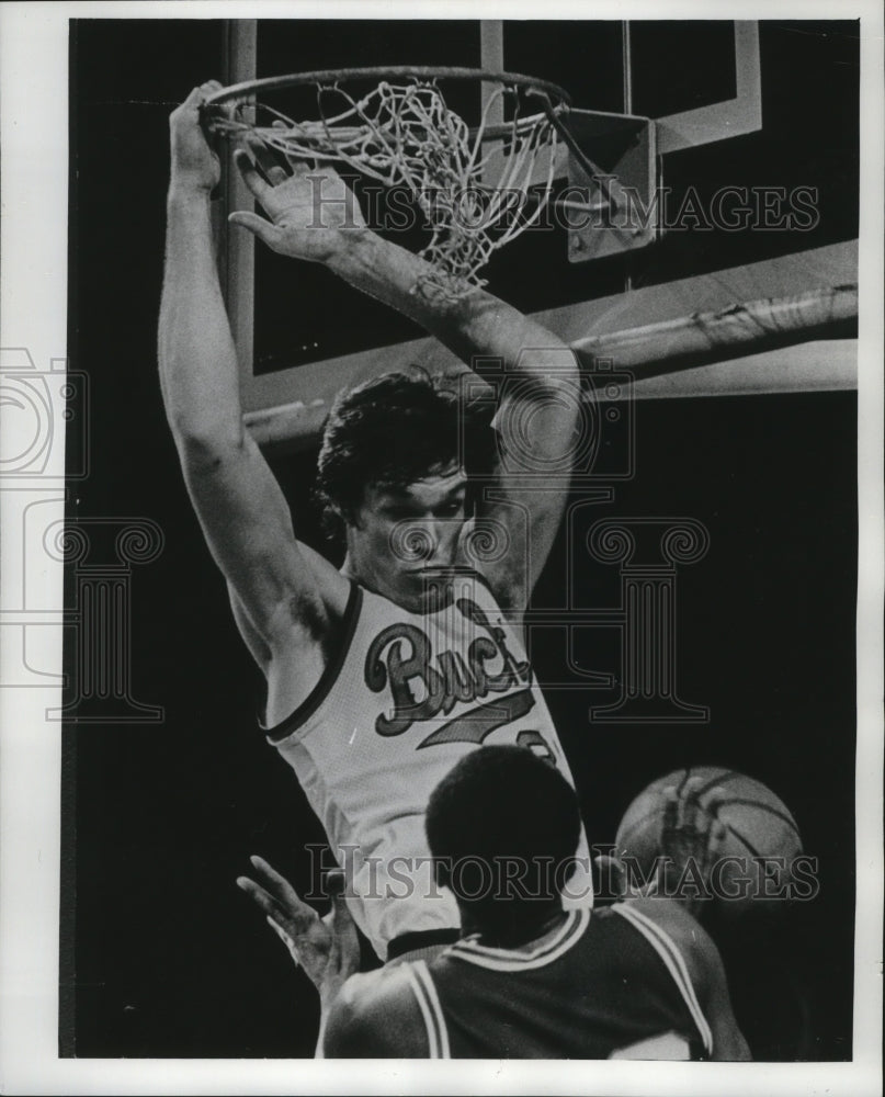 1977 Press Photo Swen Nater intimidates Sam Lacey with a dunk. - mjs04524 - Historic Images