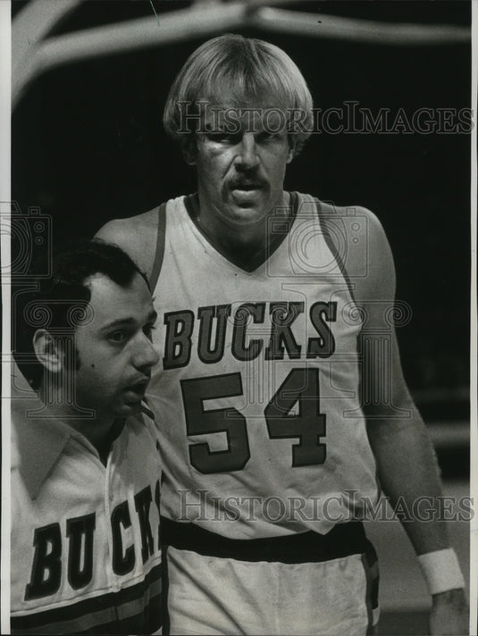 1977 Press Photo Kent Benson leaves with trainer during the game after brawl.-Historic Images