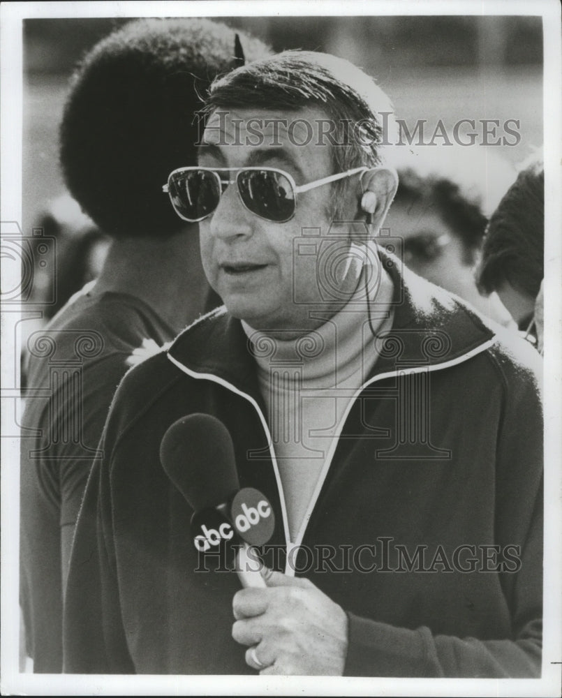 1977 Press Photo Howard Cosell During Challenge of the Network Stars on ABC - Historic Images
