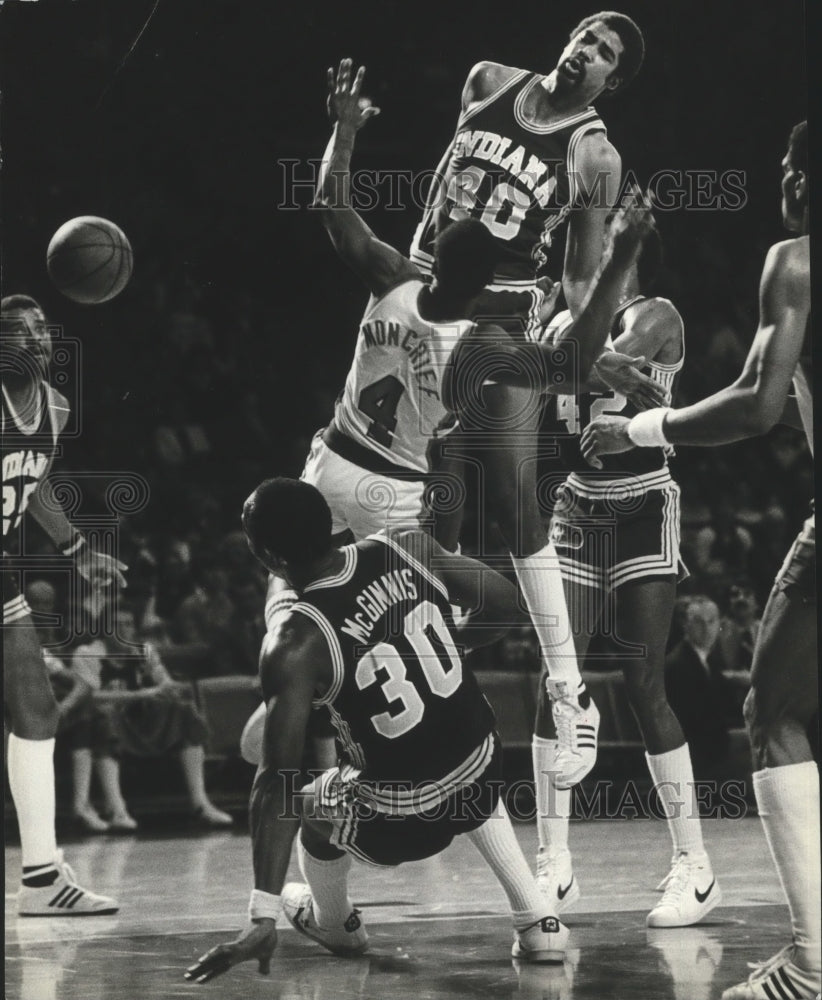 1981 Press Photo Sidney Moncrief of the Milwaukee Bucks Sandwiched By Pacers - Historic Images