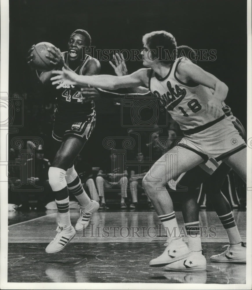 1977 Press Photo Same Lacey-Kansas City Royals, Drives on Kevin Restani-Bucks - Historic Images